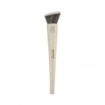 Brocha angulada de fibra natural para maquillaje fluido de Beter. 